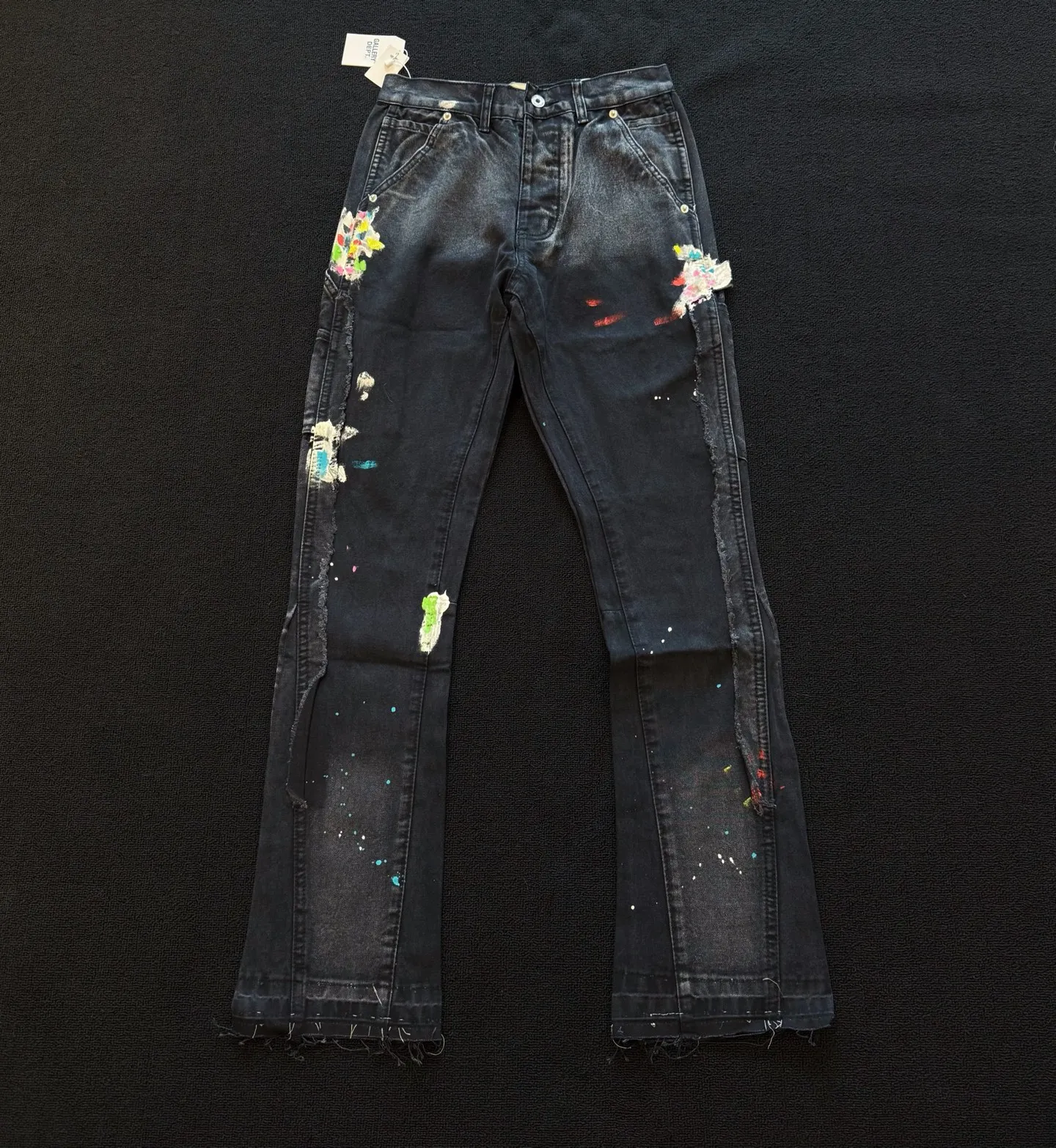 P230 model number: D403 GALLERY DEPT micro-flare spliced distressed distressed jeans. Three-dimensional version. Loose and comfortable, not picky about body shape. Seiko factory. Original factory quality control. Same style for men and women. Can be matched with couples. Versatile recommendation. Necessary denim for all seasons. Made of heavy-duty washed pure cotton denim fabric. After washing, it is soft and thick. Very stylish when worn. Size: 28, 30, 32, 34, 36 (S-XXL) Color: Splicing Size reference # 28 pants length 100 waist 72 30 pants length 102 waist 76 32 pants length 104 waist 80 34 pants length 106 waist 84 36 pants length 108 waist 88